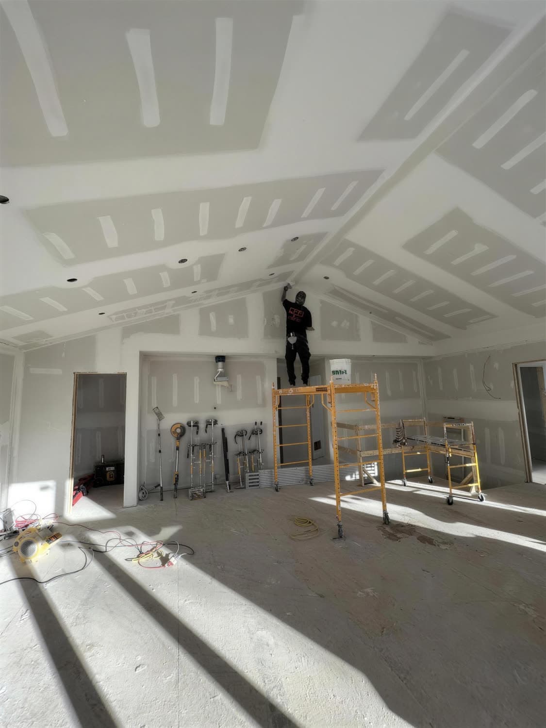 Plafond cathédrale en gypse, échafaud en place