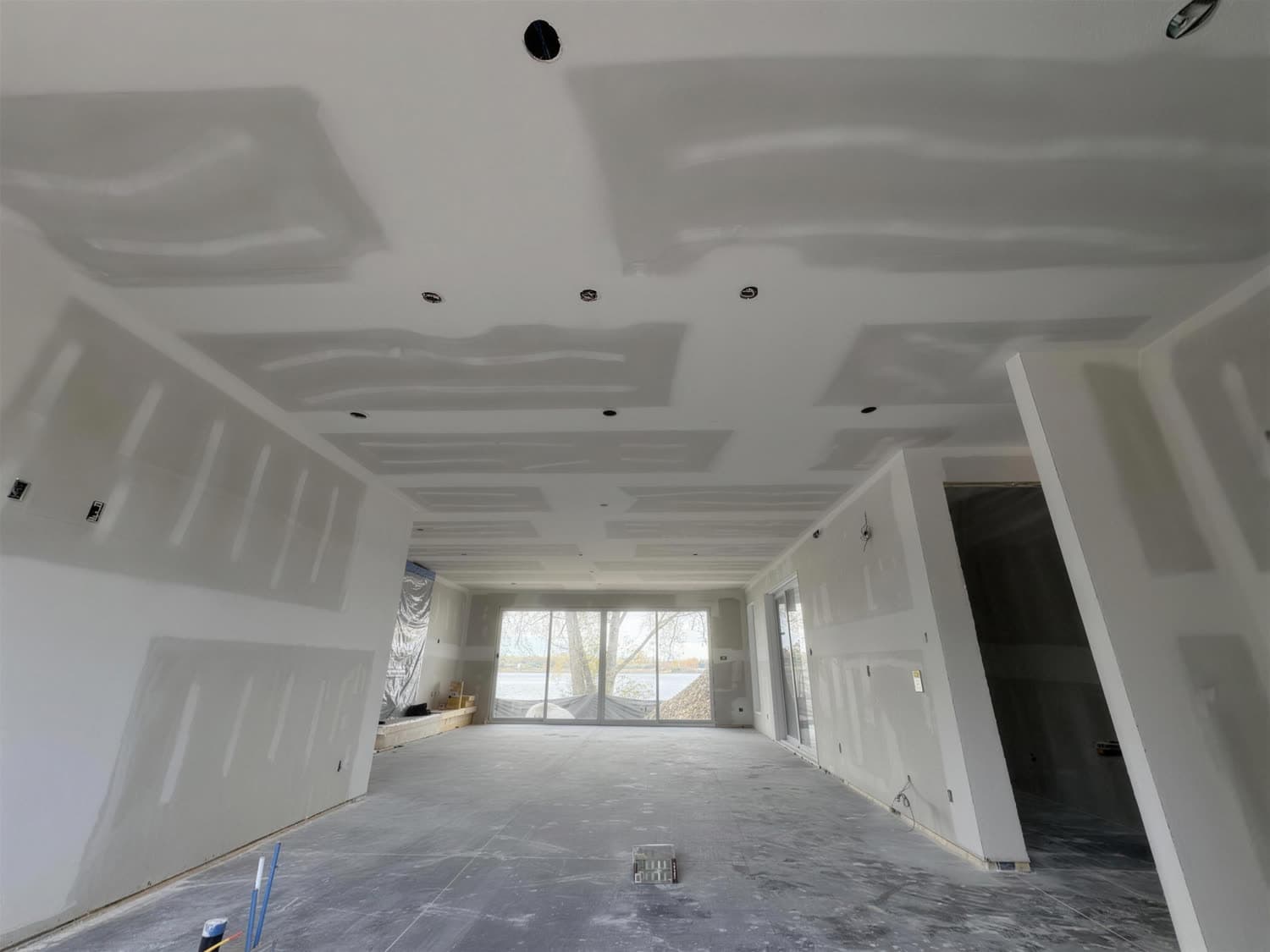 Grande pièce en construction neuve, joints tirés au plafond